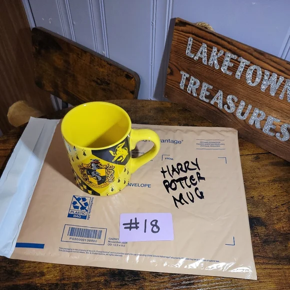 Harry Potter Hufflepuff House crest ceramic Yellow and Black Mug - Picture 7 of 9